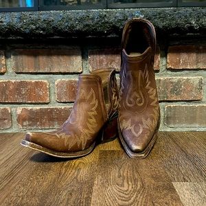 Like new Ariat Dixon Western Boot